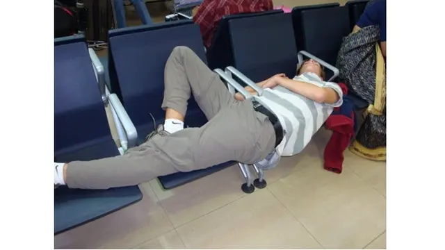 Tidur Posisi Nyeleneh (Sumber: Brainberries)