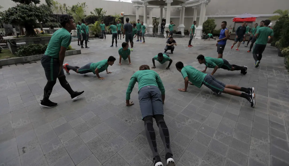 Para pemain Timnas Indonesia melakukan push up saat sesi latihan ringan di kolam renang Hotel Sahid Rich, Yogyakarta, Minggu (9/10/2016).  (Bola.com/Nicklas Hanoatubun)
