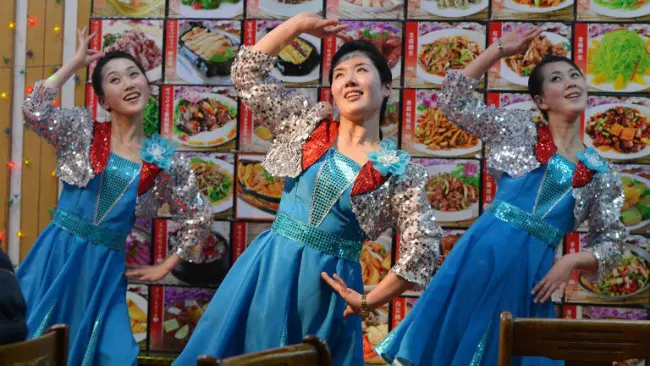 Para penanyi Korea Utara yang bekerja di suatu restoran di China, dekat perbatasan dua negara. (Sumber AFP/Radio Free Asia)