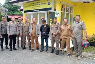 Guru SMA di Padang diduga mesum dengan sesama pria di dalam kamar mandi masjid. (Istimewa)