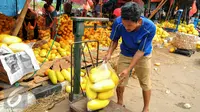 Pedagang menimbang timun suri yang akan dijual kepada pembeli di Pasar Kramat Jati, Jakarta, Senin (14/6/2016). (Liputan6.com/Yoppy Renato)