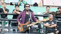 Persebaya mendatangkan band asal Jogja, Endank Soekamti, saat menjamu PS Tira di Stadion Gelora Bung Tomo, Surabaya, Selasa (11/9/2018). (Bola.com/Aditya Wany)