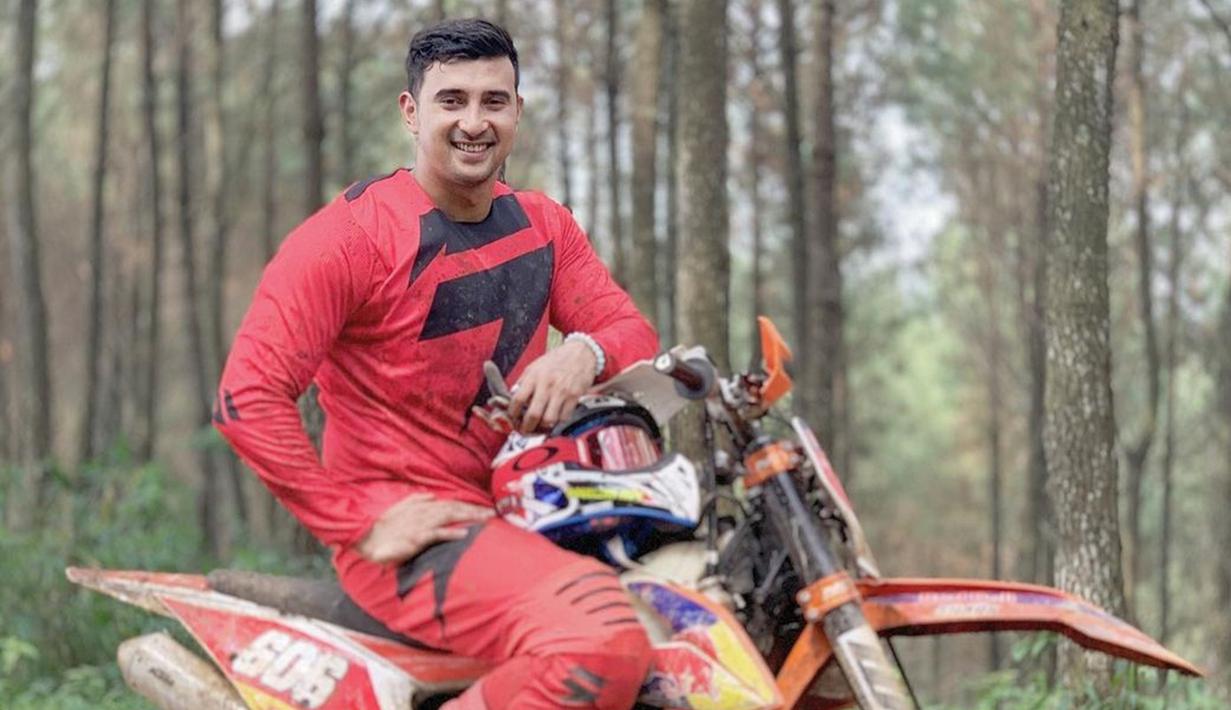 Melalui akun Instagram pribadinya, Ali Syakieb terlihat sering mengarungi hutan maupun perbukitan saat melakukan olahraga motor trail. Penampilannya dengan motor kesayangannya ini pun sering kali curi perhatian para netizen. (Liputan6.com/IG/@alisyakieb)