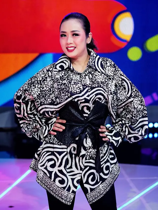 6 Outfit Batik Ala Soimah yang Cocok untuk ke Kantor, Tampil Elegan dan Profesional