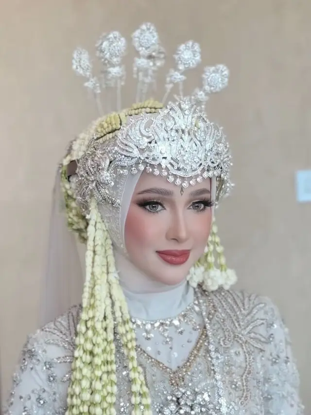 Kakak Ipar Fadil Jaidi Setelah sang Kakak Yislam Jaidi Resmi Menikah. [@redberrywedding]