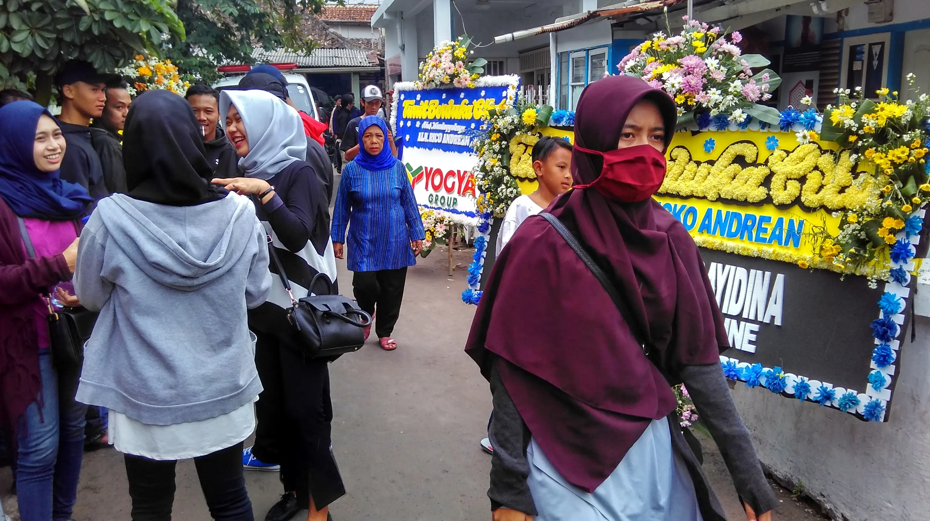Pelayat dan ucapan duka cita memenuhi rumah duka Bobotoh Persib Bandung, Ricko Andrean, Kamis (27/7/2017) di Bandung. (Bola.com/Erwin Snaz)