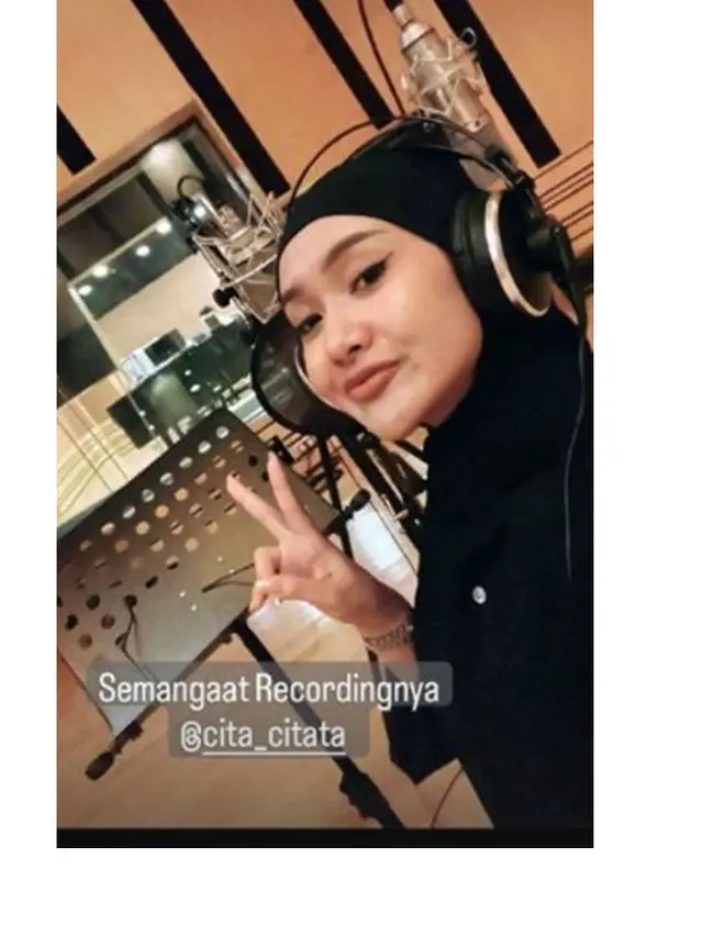 6 Potret Cita Citata Tampil Berhijab saat Rekaman Lagu, Banjir Pujian