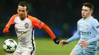 Gelandang Shakhtar donetsk, Bernard, berebut bola dengan gelandang Manchester City, Phil Foden, pada laga Liga Champions di Stadion Metalist, Kharkiv, Rabu (6/12/2017). Shakhtar menang 2-1 atas City. (AP/Efrem Lukatsky)