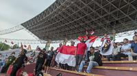 Suporter Timnas Indonesia U-23 saat mendukung langsung pertandingan SEA Games 2021 di Stadion Viet Tri, Jumat (13/5/2022). (Bola.com/Muhammad Adiyaksa)