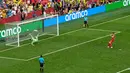 Pemain Swiss Granit Xhaka melawan kiper Kolombia Camilo Vargas melalui tendangan penalti dalam adu penalti pada pertandingan sepak bola babak 16 besar Piala Dunia di Vancouver, British Columbia, Selasa, 7 Juli 2026. (AP Photo/Gregory Bull)