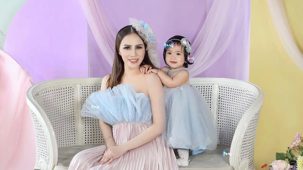 6 Pemotretan Momo Geisha Bersama Buah Hati, Pose Putrinya Curi Perhatian