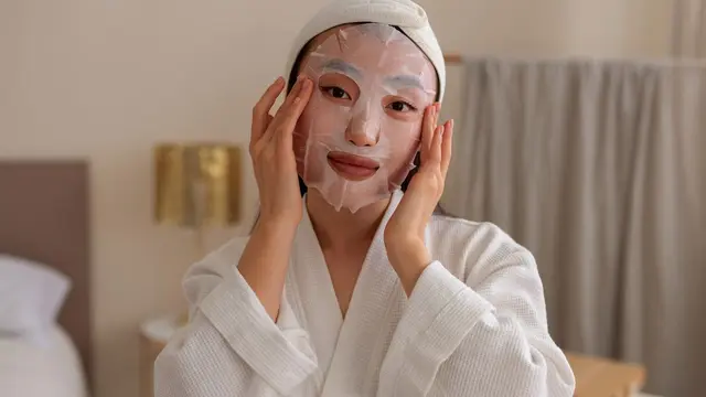 Kenali Bubble Mask, Rahasia Kulit Glowing dan Bebas Jerawat yang Lagi Hits! (photo by freepik.com)