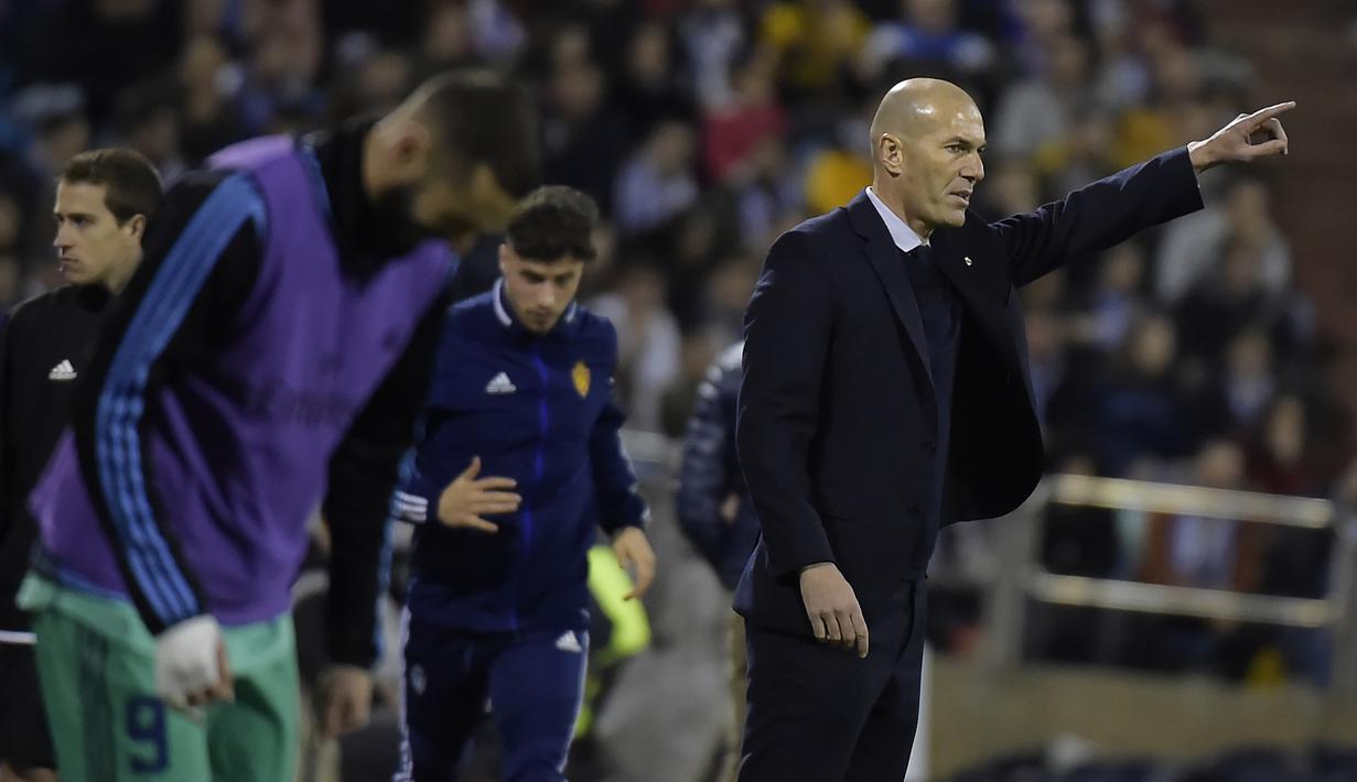 Pemain depan Real Madrid, Vinicius Junior berselebrasi dengan rekan-rekannya usai mencetak gol ke gawang Real Zaragoza pada pertandingan Copa del Rey (Piala Raja) di stadion La Romareda di Zaragoza (29/1/2020). Real Madrid menang telak 4-0 atas Zaragoza. (AFP Photo/Jose Jordan)