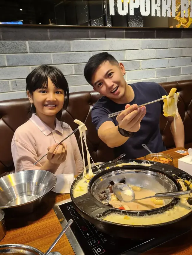 7 Potret Kebersamaan Nicky Tirta dan Sang Anak, Kerap Disebut Bak Kakak Beradik