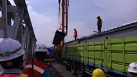 Setelah proses pengangkatan 3 truk yang tercebur ke sungai selesai, Kementerian Pekerjaan Umum dan Perumahan Rakyat (PUPR) pada hari Sabtu, 21 April 2018 memulai evakuasi bentang ke-3 Jembatan Cincin Lama