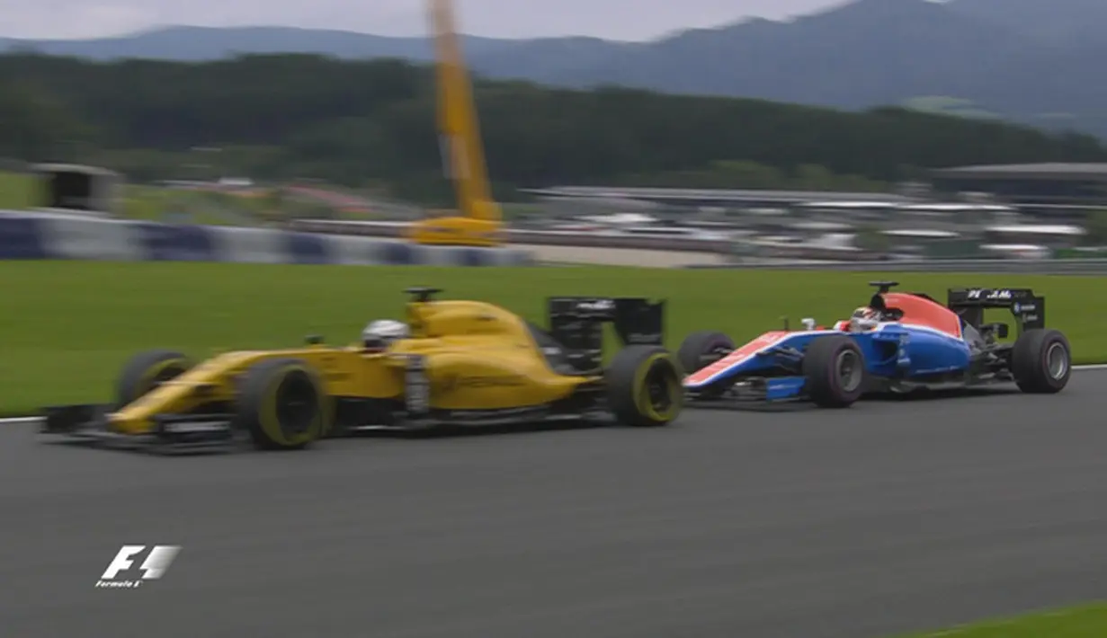 Pebalap Manor Racing, Pascal Wehrlein (kanan), berhasil meraih satu poin setelah finis ke-10 saat balapan F1 GP Austria di Sirkuit Red Bull Ring, Austria, Minggu (3/7/2016). (Bola.com/Twitter/F1)