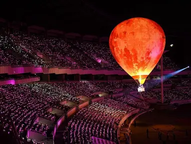 Dalam konsernya, IU bernyanyi di balon udara berwarna jingga. Special stage ini begitu cantik hingga jadi trending topic kala itu. (Foto: Instagram/ dlwlrma)