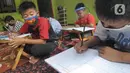 Murid kelas IV SD Muhammadiyah 37 belajar di teras rumah seorang guru di kawasan Pondok Cabe Udik, Tangerang Selatan, Banten, Senin (10/8/2020). Kegiatan belajar mengajar (KBM) tatap muka ini dilakukan dengan menerapkan standar protokol kesehatan. (merdeka.com/Arie Basuki)