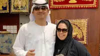 Yenny Wahid dan suami menjajal mengenakan busana tradisional Uni Emirat Arab saat berkunjung ke Dubai (Dok. Instagram/https://www.instagram.com/p/BpV19qng1CA/?hl=en&taken-by=yennywahid/Komarudin)