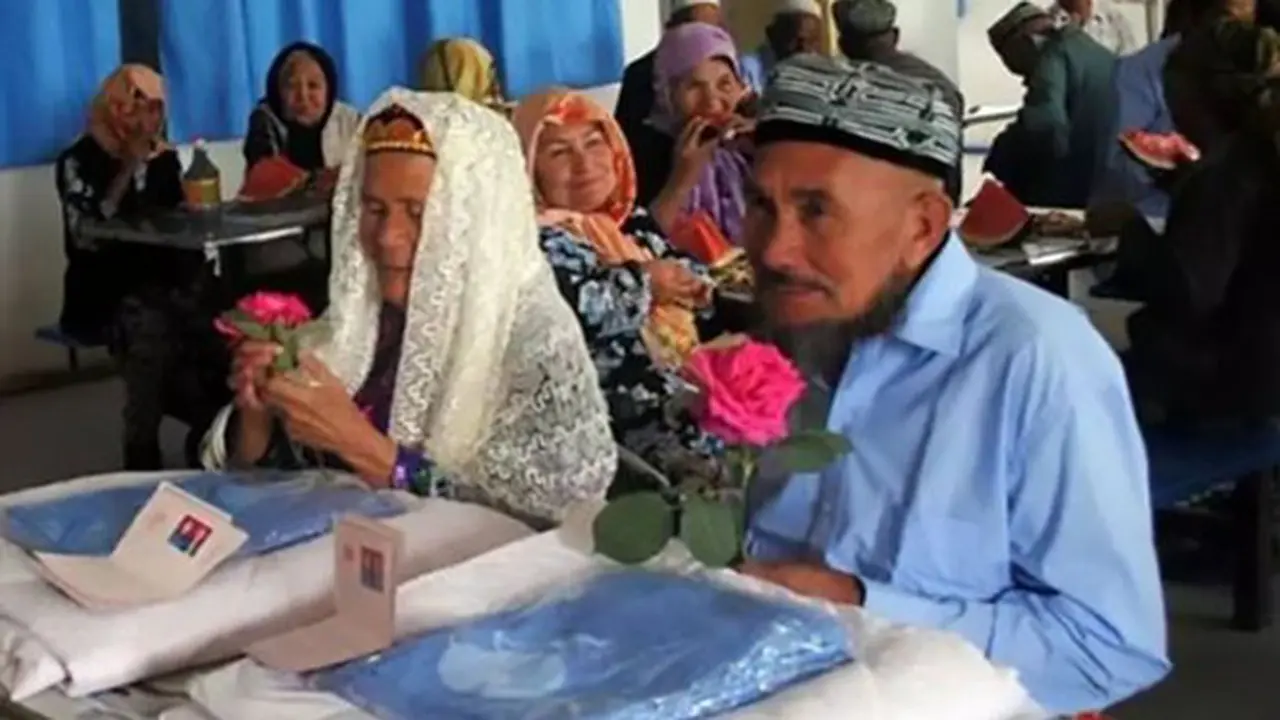 Pasangan Renta Kakek 74 Tahun Nikahi Nenek 114 Tahun