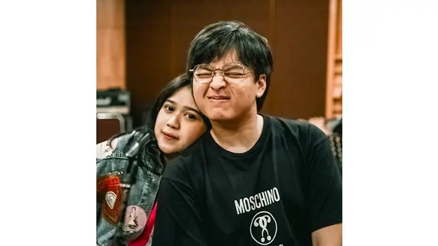 Kembali Duet, Ini 7 Potret Akrabnya Brisia Jodie dan Arsy Widianto