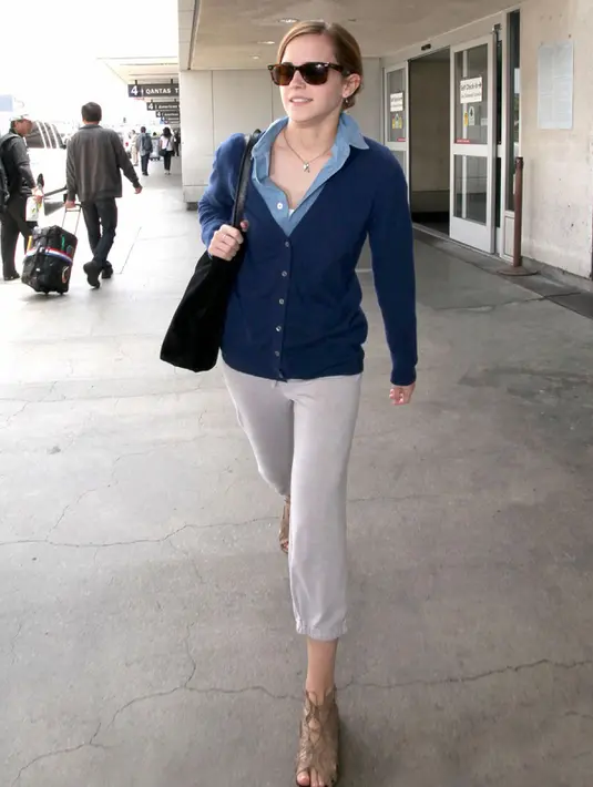 Cardigan juga jadi baju luaran yang simpel namun bisa dipakai kapan saja tanpa mengikuti tren. Ada banyak pilihan tipe, warna dan model cardigan yang bisa dipakai, namun warna pastel tetap jadi favorit setiap wanita. (Istimewa)