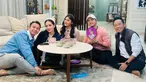 Di Ramadhan tahun ini, Kaesang Pangarep sudah ditemani oleh sang istri tercinta. Momen sahur pun menjadi semakin semangat kala dibangunkan oleh Erina. Apalagi sahurnya di rumah Nagita Slavina dan Raffi Ahmad. Anak bungsu Presiden RI itu juga membawa serta booth pisang goreng miliknya di rumah sultan Andara itu. (Liputan6.com/IG/@raffinagita1717)