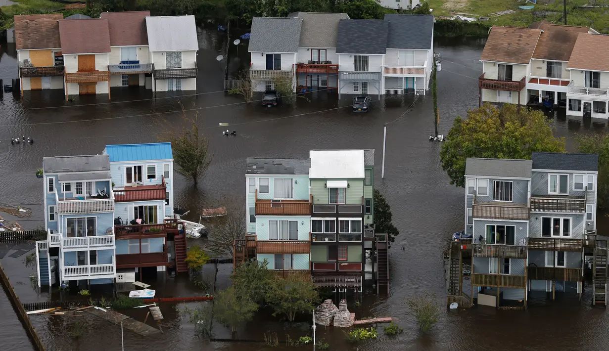 Badai Florence mengakibatkan banjir di wilayah Jacksonville, Carolina Utara, AS, Minggu (16/9). Sebanyak 20.000 warga menyelamatkan diri ke tempat pengungsian. (AP Photo/Steve Helber)