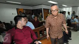 Alex Usman saat berada di ruang sidang untuk menjalani sidang perdana pembacaan dakwaan di Pengadilan Tipikor, Jakarta, Kamis (29/10/2015). Alex Usman didakwa merugikan keuangan negara sejumlah Rp81.433.496.225. (Liputan6.com/Helmi Afandi)