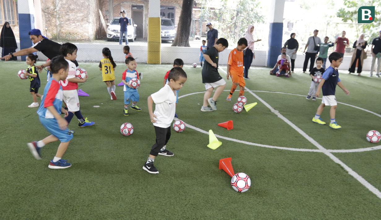 Sejumlah anak mengikuti latihan saat launching Il Capitano Soccer School di Bintaro, Sabtu (27/10/2018). Kehadiran Il Capitano untuk menjaring dan mengasah pesepak bola cilik untuk berprestasi. (Bola.com/M Iqbal Ichsa