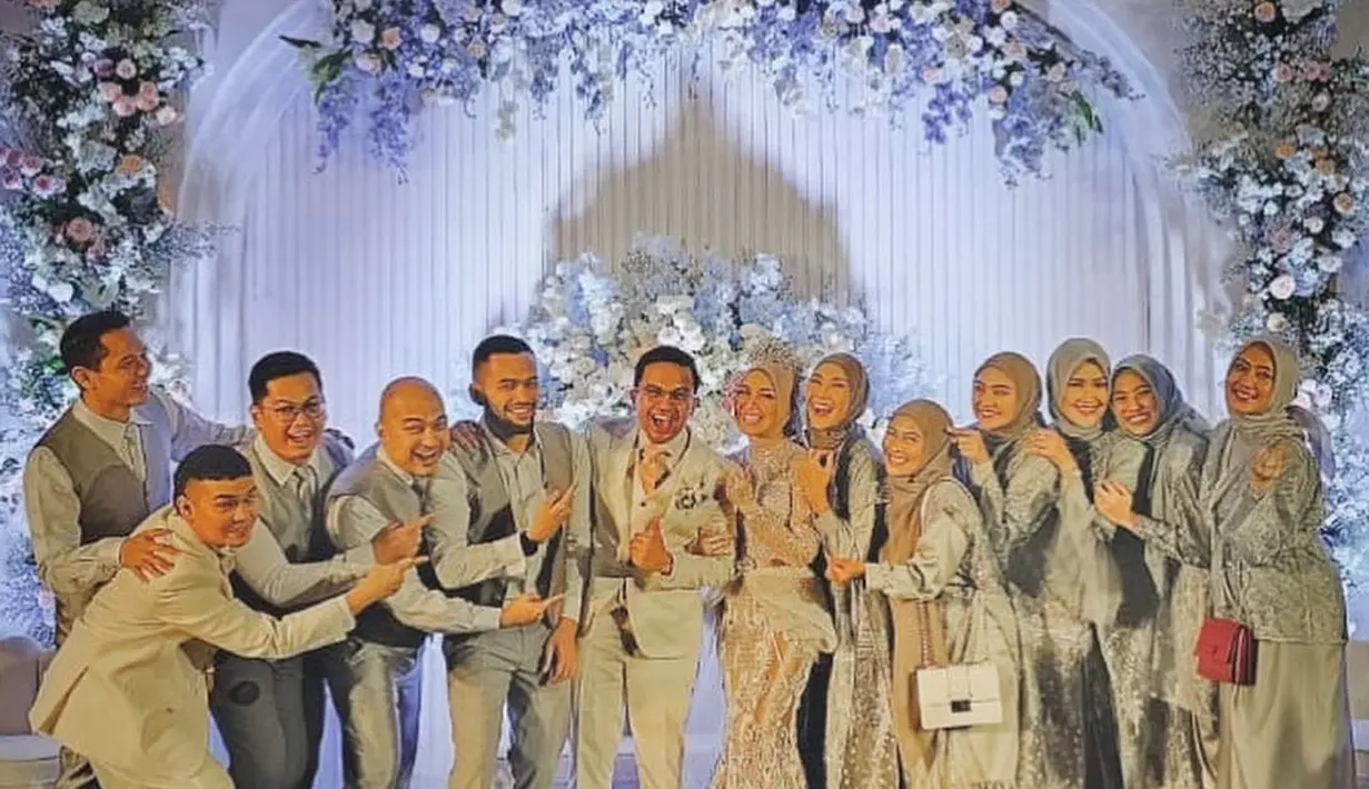 Sahrul dan Dine menikah pada Sabtu (6/5/2023). Pernikahannya digelar di Gedong Putih, Cihideung, Parongpong, Kabupaten Bandung Barat. Bebeberapa artis senior menjadi Bridesmaid dan Groomsman. Pernikahan Sahrul juga dihadiri banyak selebriti. [Instagram/dude2harlino]