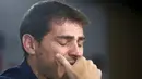 Iker Casillas menangis saat memberikan keterangan pers di Stadion Santiago Bernabeu, Madrid, Spanyol, Minggu (12/7/2015). Setelah 25 tahun, Casillas akhirnya resmi meninggalkan Real Madrid menuju Porto FC. (REUTERS/Andrea Comas)