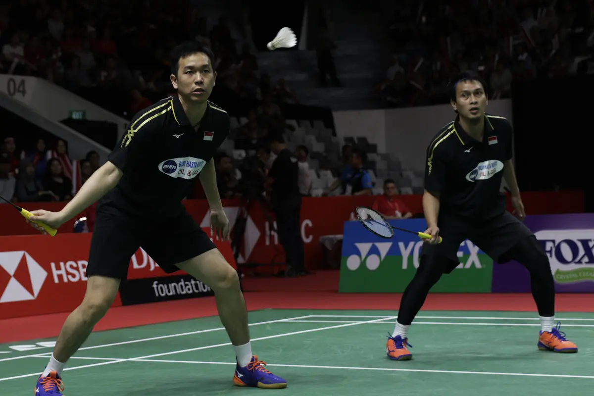 Ganda putra Indonesia, Mohammad Ahsan / Hendra Setiawan, berusaha memukul kok saat melawan ganda China. (Bola.com/Yoppy Renato)