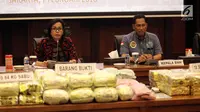 Menkue Sri Mulyani dan Kepala BNN Budi Waseso saat rilis narkoba di Kemenkeu, Jakarta, Rabu (7/1). BNN dan Direktorat Jenderal Bea dan Cukai mengungkap 3 kasus tindak pidana narkotika yang terjadi di Sumatera Utara dan Aceh. (Liputan6.com/Arya Manggala)