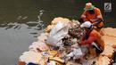 Petugas UPK Badan Air Pemprov DKI Jakarta membersihkan ceceran sampah di sepanjang Anak Sungai Ciliwung yang membelah kawasan Jalan Gajah Mada dan Hayam Wuruk, Selasa (9/7/2019). Pembersihan ini untuk menghindari penumpukan sampah dan memperlancar aliran air. (Liputan6.com/Helmi Fithriansyah)