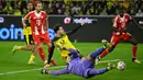 Laga yang bertajuk Derby Der Klassiker tersebut berlangsung sengit. Kedua tim saling berbalas gol hingga skor 2-2. (AFP/Ina Fassbender)