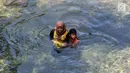 Wisatawan bermain air di Curug Pangeran, Taman Nasional Gunung Halimun Salak (TNGHS), Bogor, Sabtu (5/1). Keindahan curug dan aliran sungai yang unik di TNGHS menjadi destinasi wisata pilihan menghabiskan liburan akhir pekan (Merdeka.com/Iqbal S. Nugroho)