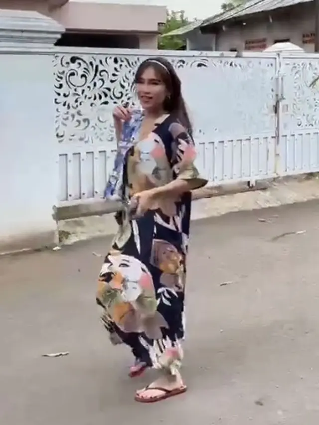Ayu Ting Ting berdaster dan sandal jepit (TikTok/t.amagoci)