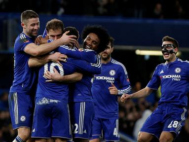 Pemain Chelsea merayakan gol yang dicetak Eden Hazard ke gawang Manchester City dalam laga putaran kelima Piala FA di Stadion Stamford Bridge, London, Minggu (21/2/2016) malam WIB. (AFP/Adrian Dennis)