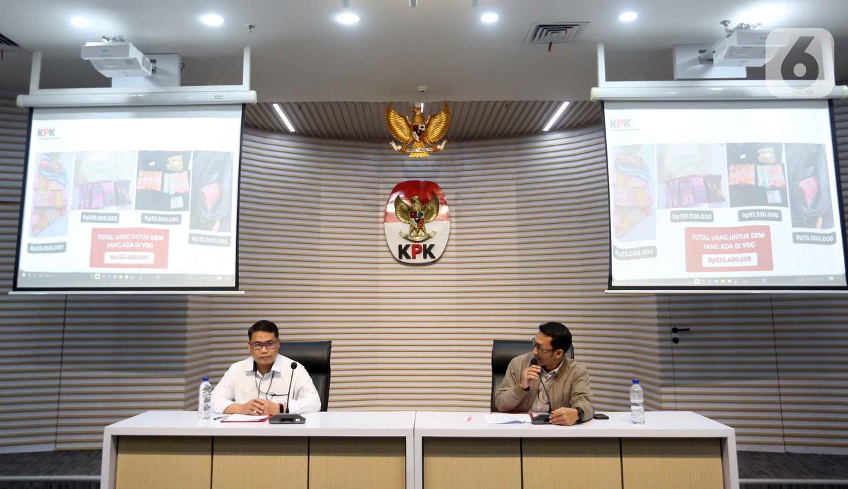 Deputi Penindakan dan Eksekusi Komisi Pemberantasan Korupsi (KPK), Asep Guntur Rahayu (kiri) bersama Juru Bicara KPK, Budi Prasetyo, saat memberi keterangan terkait Operasi Tangkap Tangan (OTT) Bupati Tulungagung, Gatut Sunu Wibowo, di Gedung Merah Putih Komisi Pemberantasan Korupsi, Jakarta, Sabtu (11/4/2026). Komisi Pemberantasan Korupsi menunjukkan sejumlah barang bukti hasil Operasi Tangkap Tangan (OTT) Bupati Tulungagung, Gatut Sunu Wibowo. (Liputan6.com/Helmi Fithriansyah)