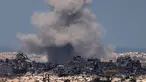 Foto yang diambil dari perbatasan Israel dengan Jalur Gaza, menunjukkan asap membubung di tengah serangan udara Israel terhadap wilayah Palestina yang terkepung pada 16 September 2025. (Menahem KAHANA/AFP)