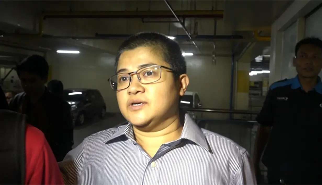 Ketika Bacil kembali didesak mengenai kebenaran berita pernikahannya, ia hanya mengaku belum membaca berita. Begitu juga dengan foto nikah dan sertifikat yang beredar. (Basyir Latfian/bintang.com)