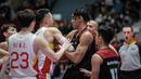 Pemain Timnas Basket Indonesia, Derrick Michael Xzavierro (kanan) berusaha merebut paksa bola dari pemain Timnas Basket China, Zhai Xiaochuan saat laga playoff perempat final FIBA Asia Cup 2022 di Istora Senayan, Jakarta, Senin (18/07/2022). (Bola.com/Bagaskara Lazuardi)
