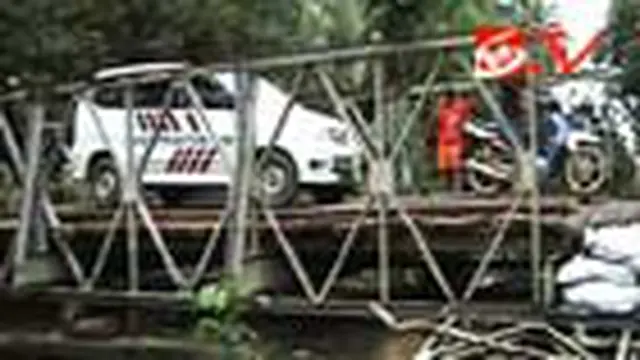 Warga Nekat Menerjang Arus Lahar Dingin