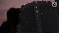 Hotel Grand Hyatt menyalakan lampu-lampu kamarnya membentuk lambang hati di kawasan Bundaran HI, Jakarta, Senin (13/4/2020). Aksi itu dilakukan sebagai bentuk ungkapan cinta terhadap para tenaga medis yang berjuang di garis terdepan dalam penangan COVID-19 di Indonesia. (Liputan6.com/Faizal Fanani)