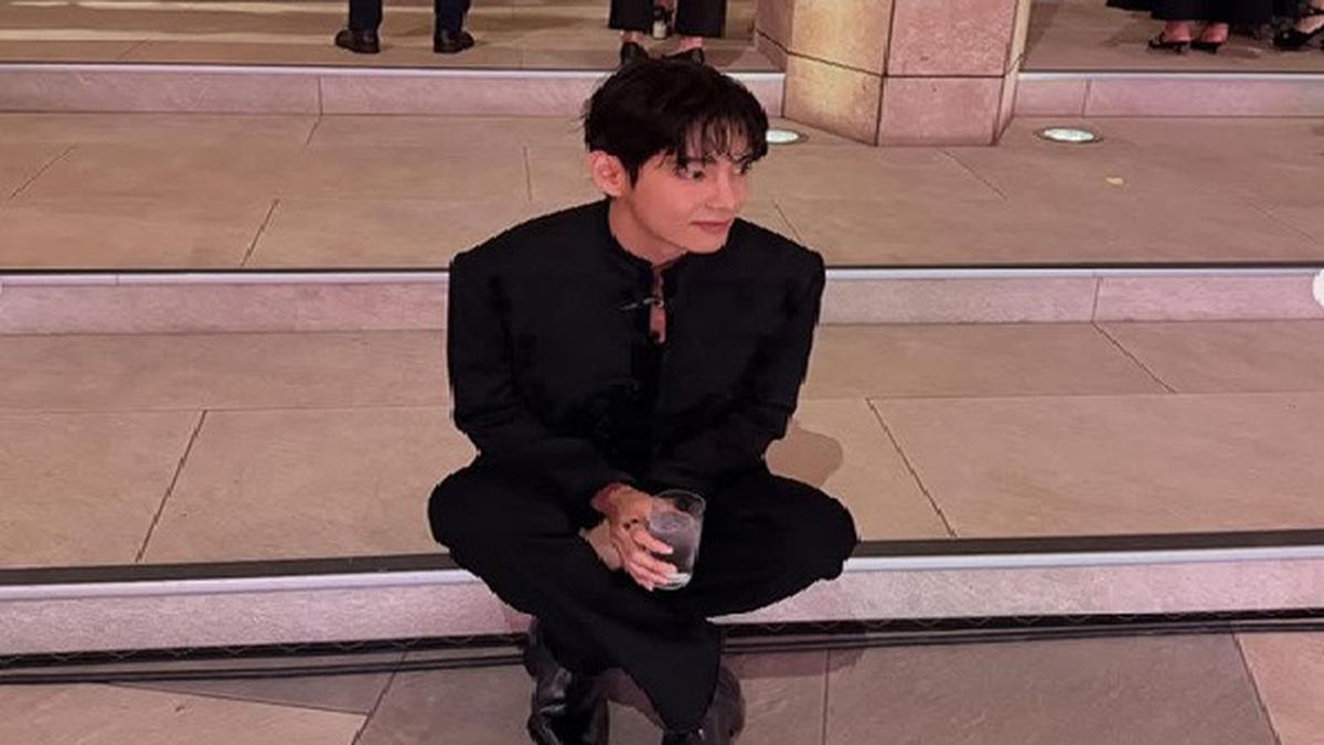 Bak Pangeran, V BTS Gagah Berjubah Panjang di Paris Fashion Week 2026