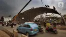 Suasana pembangunan Flyover Gaplek di Jalan Martadinata,  Pamulang, Tangerang Selatan, Minggu (1/3/2020). Pembangunan flyover yang akan menghubungkan Parung, Jawa Barat, dengan DKI Jakarta tersebut saat ini sudah mencapai 40 persen. (merdeka.com/Arie Basuki)