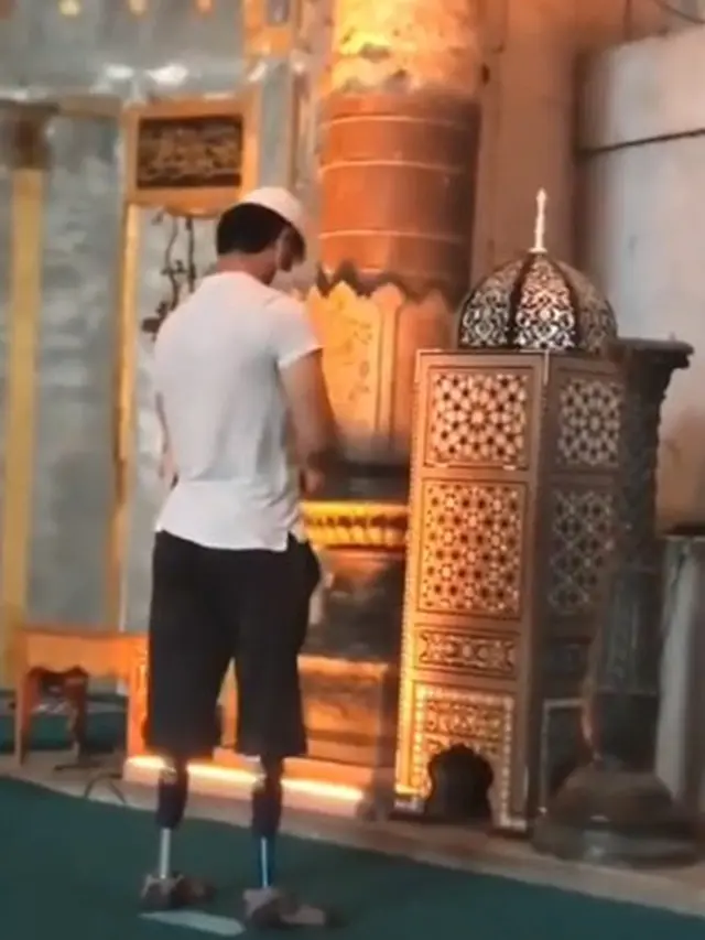 Bikin Haru, Viral Pria Asal Turki Sholat Dengan 2 Kaki Palsu