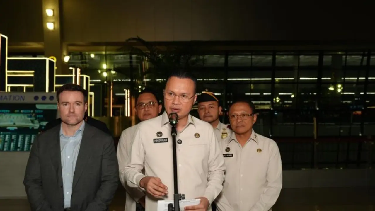 Direktur Jenderal Imigrasi, Kemenimipas Hendarsam Marantoko memberikan keterangan pers terkait deportasi buronan Amerika Serikat, Kamis (23/4/2026).