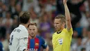 Bek Real Madrid, Sergio Ramos saat mendapat kartu merah oleh wasit dalam el clasico La Liga Spanyol di Stadion Santiago Bernabeu, Madrid, (24/4). Barcelona menang atas  Real Madrid dengan skor 3-2. (AFP Photo / Oscar Del Pozo)